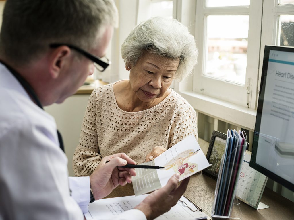 patient and doctor discuss post-op delirium